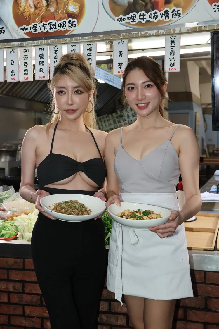 雪碧(左)和林彤在樂華夜市炒飯。鄭孟晃攝