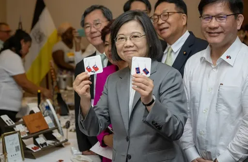 蔡英文出訪侍衛被誣指走私香菸　冒用身分及帳號！警政署怒查PO文者