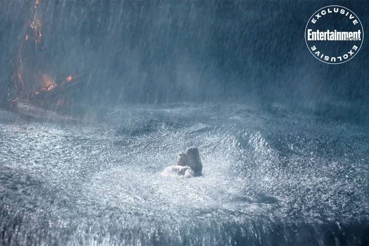 小美人魚在巨浪漩渦中拯救王子的畫面驚險。翻攝The Little Mermaid