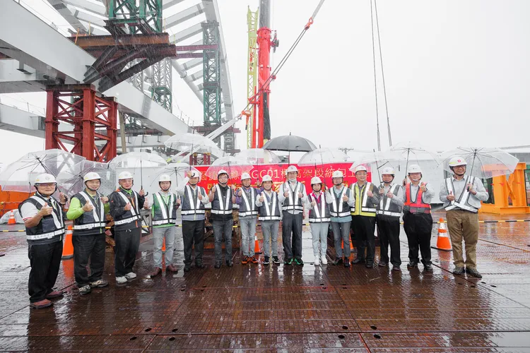 張善政等人視察桃園捷運綠線GC01標高架段工程跨南崁溪橋鋼構吊裝合龍。桃園市府提供