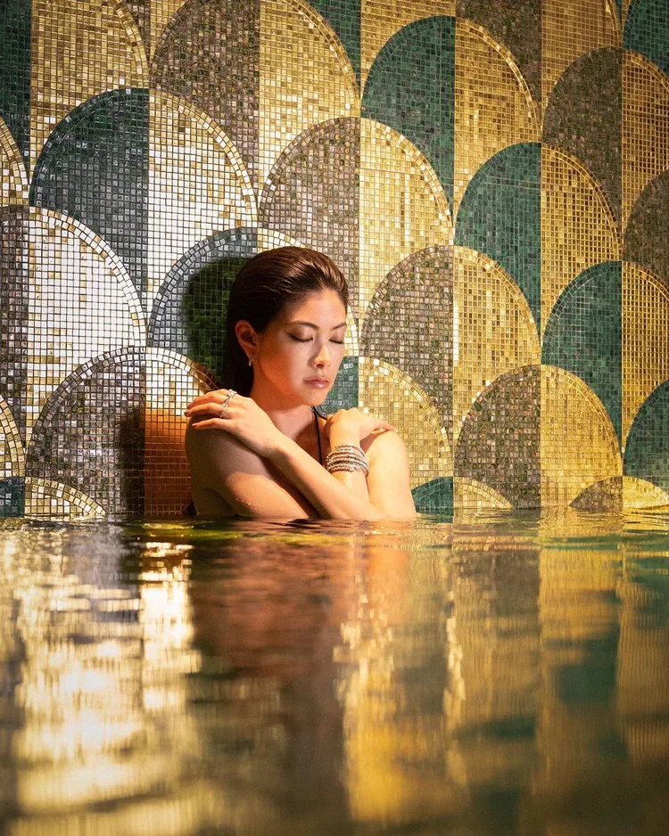 寶格麗日本品牌大使森星帶領眾人浸浴於金碧輝煌的水療浴池中。翻攝bulgari IG