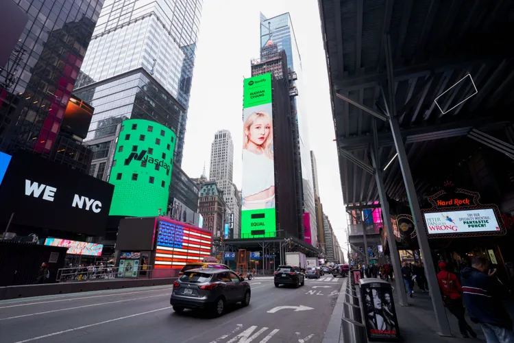 張若凡躍登紐約時代廣場Spotify「EQUAL」封面人物，為全球女性發聲。索尼音樂提供