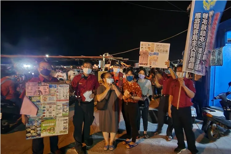 台南市將軍區青山漁港及將軍漁港南岸一帶，近日因出現被稱為「藍眼淚」的水域夜景，吸引不少民眾前往觀看，消防局連日組隊派員進行防溺宣導。（台南市消防局提供）中央社