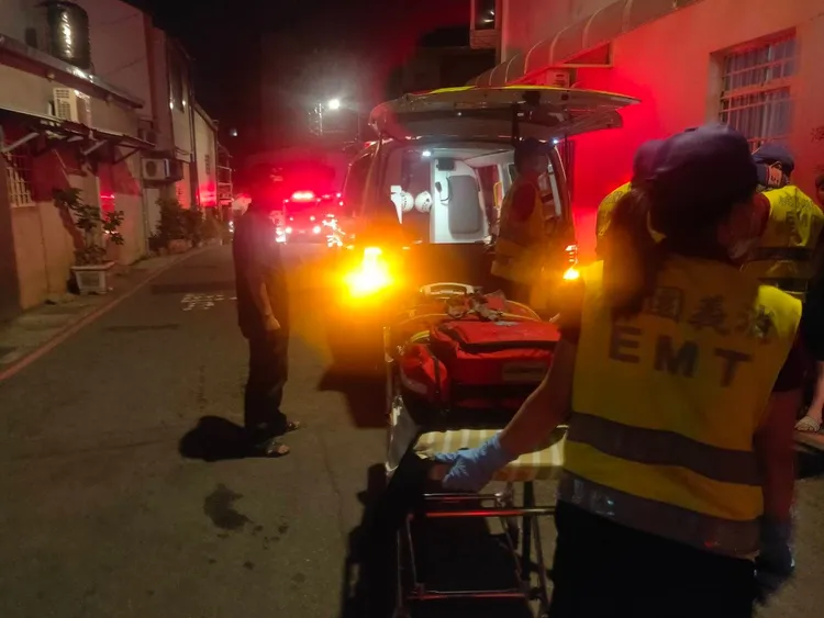 警消協助傷患送醫。桃園市消防局提供