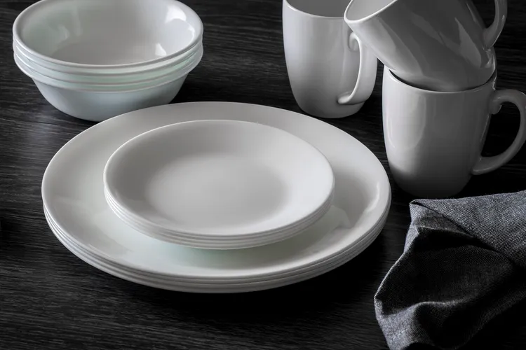 CORELLE純白餐盤母親節檔期買2送1。業者提供