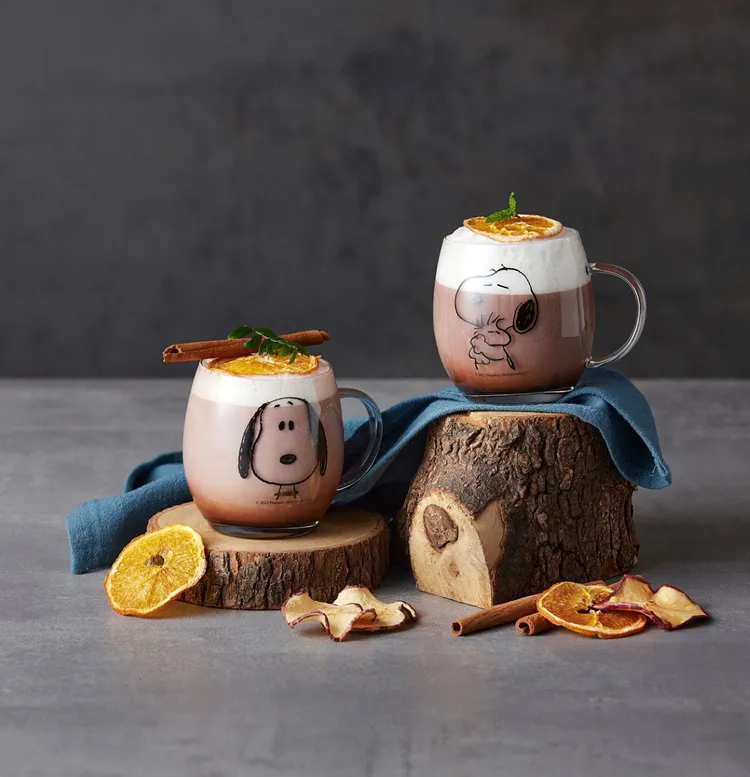 單筆消費滿3520元，即贈SNOOPY耐熱玻璃對杯組。業者提供