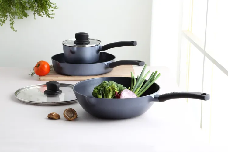 康寧餐具Snapware藍寶石鑄造不沾鍋，買炒鍋30cm送不沾單柄鍋16cm，特價1999元。業者提供