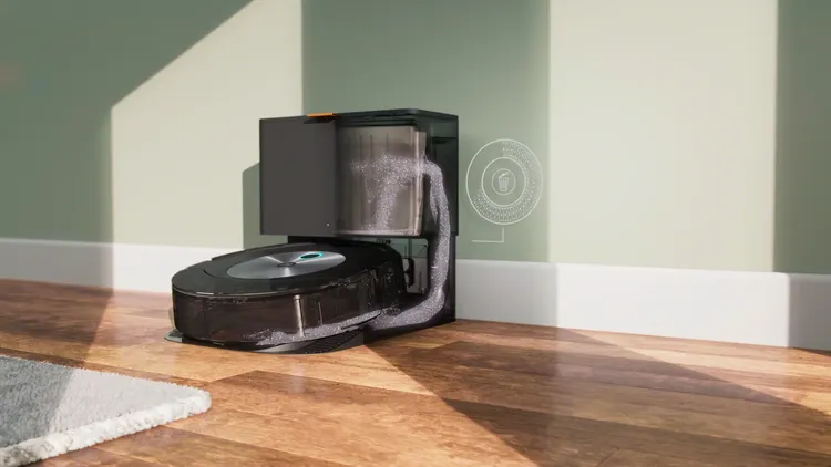 iRobot Roomba Combo j7+ 擁有超輕巧33.8公分自動集塵座，機器人回座充電僅需 5-15秒即可清空集塵盒。業者提供
