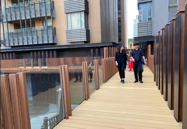 社區內設置300公尺長空中步道，下方種植櫻花樹，對面就是秋紅谷公園，坐擁獨一無二的優質舒適環境。王煌忠攝