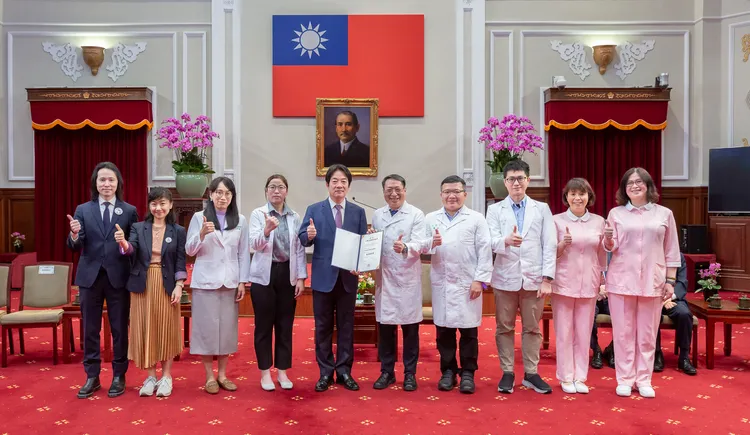 賴清德與得獎團隊合影。府提供