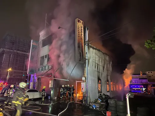 台中修配廠暗夜大火　猛烈燃燒1小時！汽機車、機具全毀