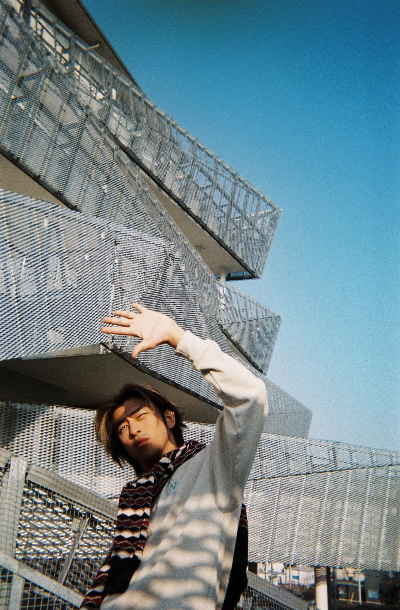 為了捕捉旭日初升的景象，拍攝團隊於凌晨3點出發前往角川武藏野博物館，也顯現NB GREY MET24始於一天的搭配樣貌。品牌提供