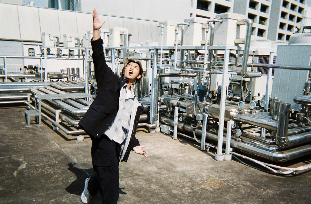 MET24「ACTIVE」系列服飾以軍工裝為靈感加以改良，尼龍機能面料具有防濕氣及抗污性，更有多口袋細節。品牌提供