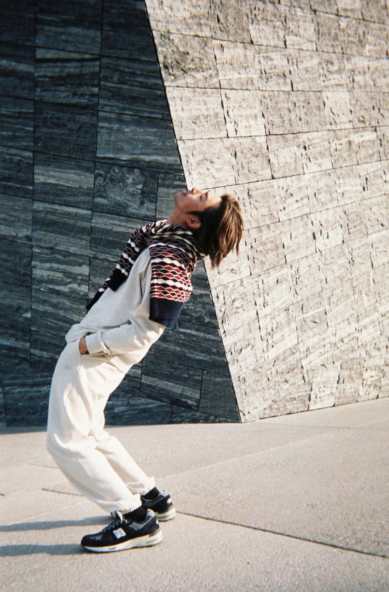 陳柏霖穿搭MET24「N-UNISEX」系列中性設計服飾，於日本建築名家隈研吾所操刀的角川武藏野博物館拍攝形象廣告，感受細緻平織面料的舒適彈性，與立體剪裁的修飾身形效果，讓他靈活穿梭於都會中。品牌提供