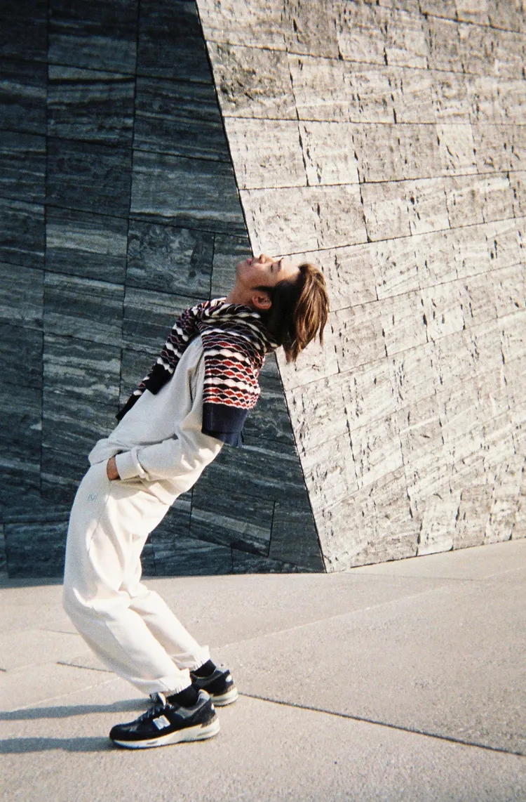 陳柏霖穿搭MET24「N-UNISEX」系列中性設計服飾，於日本建築名家隈研吾所操刀的角川武藏野博物館拍攝形象廣告，感受細緻平織面料的舒適彈性，與立體剪裁的修飾身形效果，讓他靈活穿梭於都會中。品牌提供