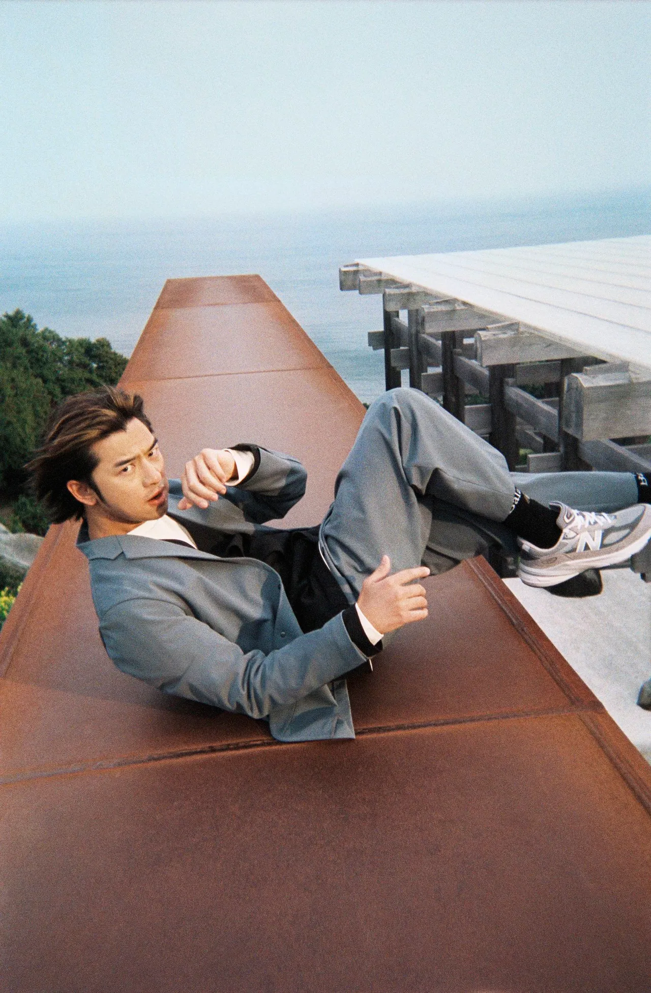 保有日式建築風格的江之浦測候所，承載著從中世紀以來的日式建築變化，依山傍海的景色，陳柏霖在日落餘暉之際，將日本文化與自然景色之美盡收眼底。品牌提供