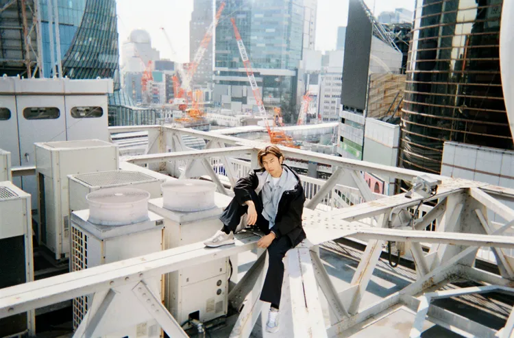 都會叢林的澀谷EST頂樓俯瞰澀谷的街景，並經由交錯的機械裝置，展現陳柏霖所穿著用的MET24「ACTIVE」系列服飾的高行動性。品牌提供
