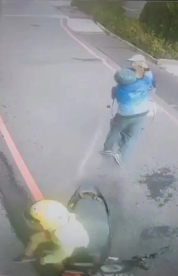 老翁準備轉開噴燈點燃，勇父趕緊揮拳制止，8歲兒子驚逃。翻攝自臉書「爆廢公社」