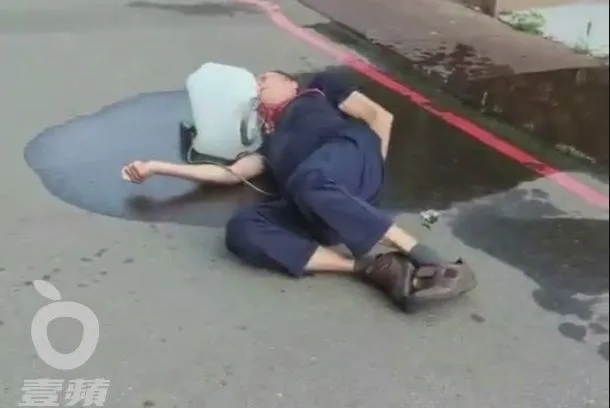 老翁被痛擊揍倒在地。翻攝自臉書「爆廢公社」