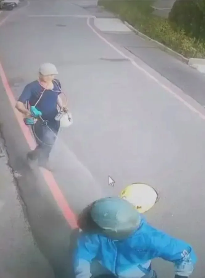 老翁佯裝做環境清潔消毒，接著對騎車父子噴灑汽油。翻攝自臉書「爆廢公社」