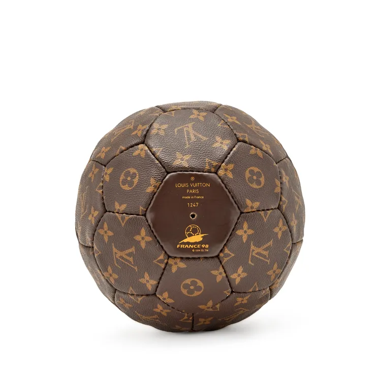 LV為1998年法國世足賽所製作的Monogram足球，曾在國際拍行蘇富比拍場上開出3400美元（約10萬3800元）的估價。翻攝蘇富比官網