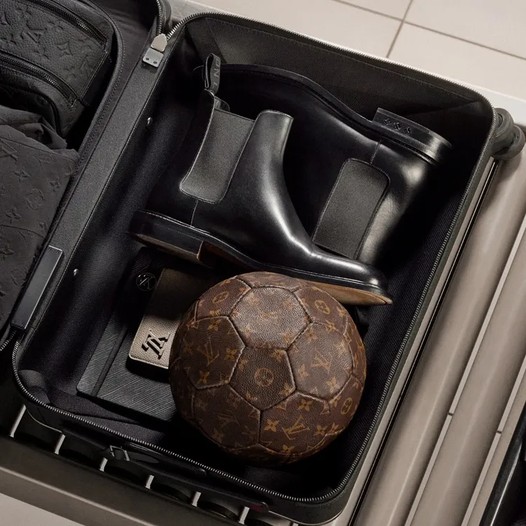 LV還為梅西在廣告中特意安插了1段類似「開箱」般的橋段。翻攝LV推特