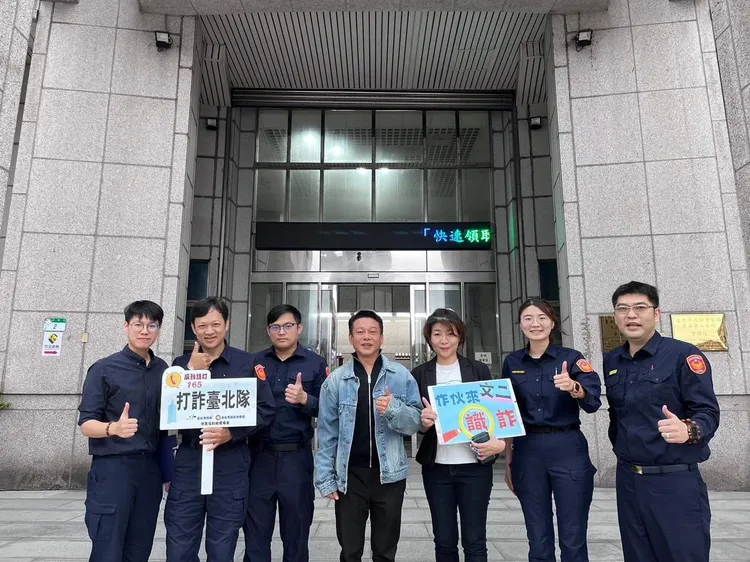 李康生與警察同仁合影留念。翻攝畫面