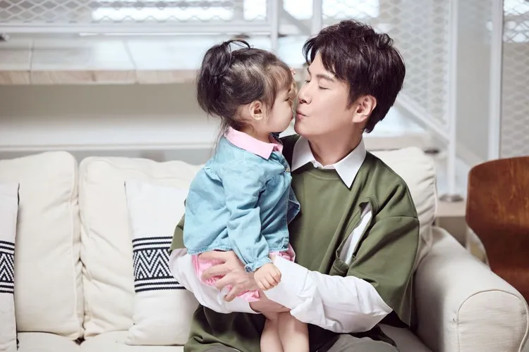 江志豐（右）抱愛女在MV中入鏡。放音樂提供