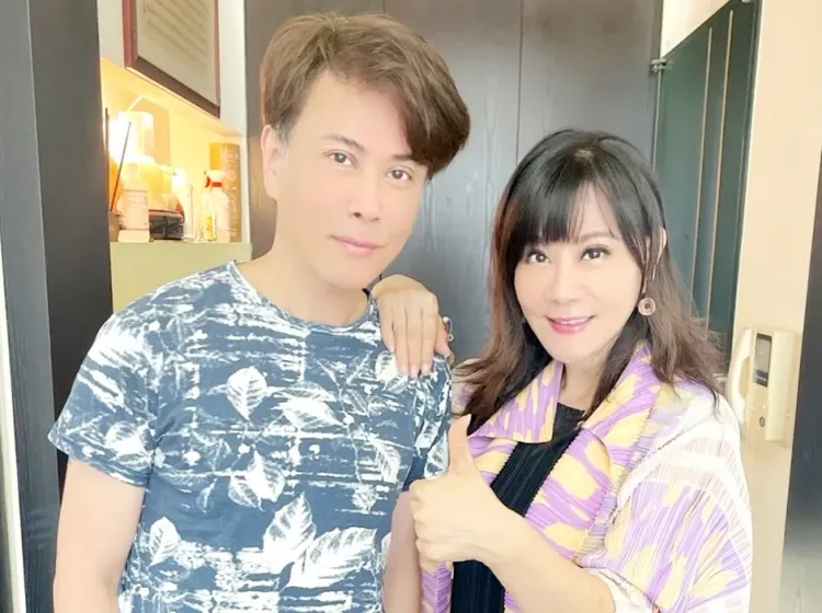 江志豐（左）跟親姊姊龍千玉感情融洽。放音樂提供