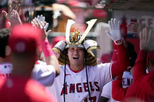 大谷翔平棒打高中學長！第3轟炸裂　戴上日本武士頭盔慶祝超搞笑