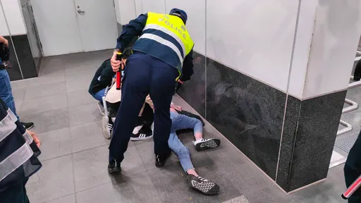 五月天演唱會散場 女粉絲喘不過氣昏倒!搶救後仍未脫險