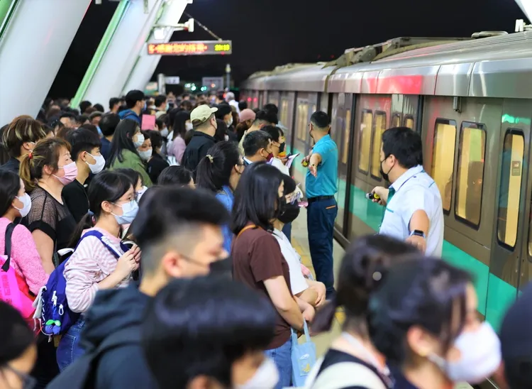 高捷加班疏運演唱會歌迷。讀者提供