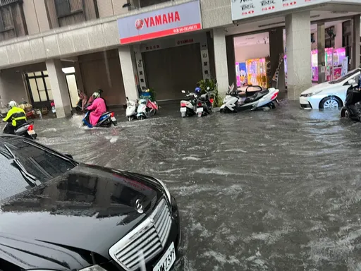 豪大雨釀災!台中多處淹水災情曝 西濱油罐車折甘蔗