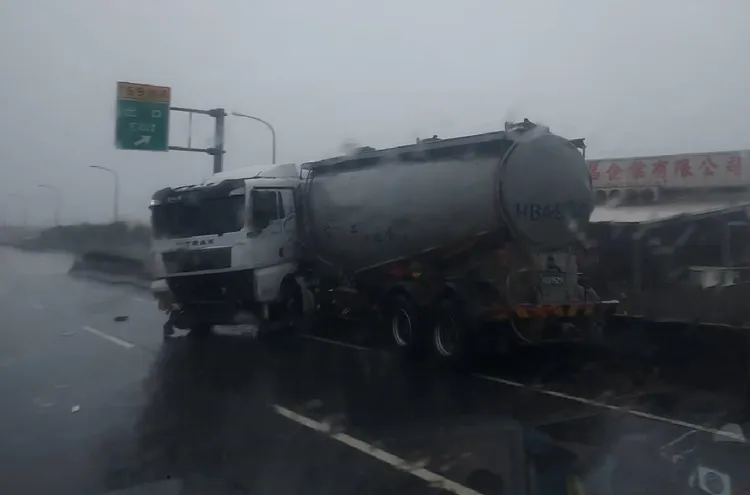 西濱快速道路彰化路段，發生油罐車自撞護欄呈現折甘蔗事故。讀者提供