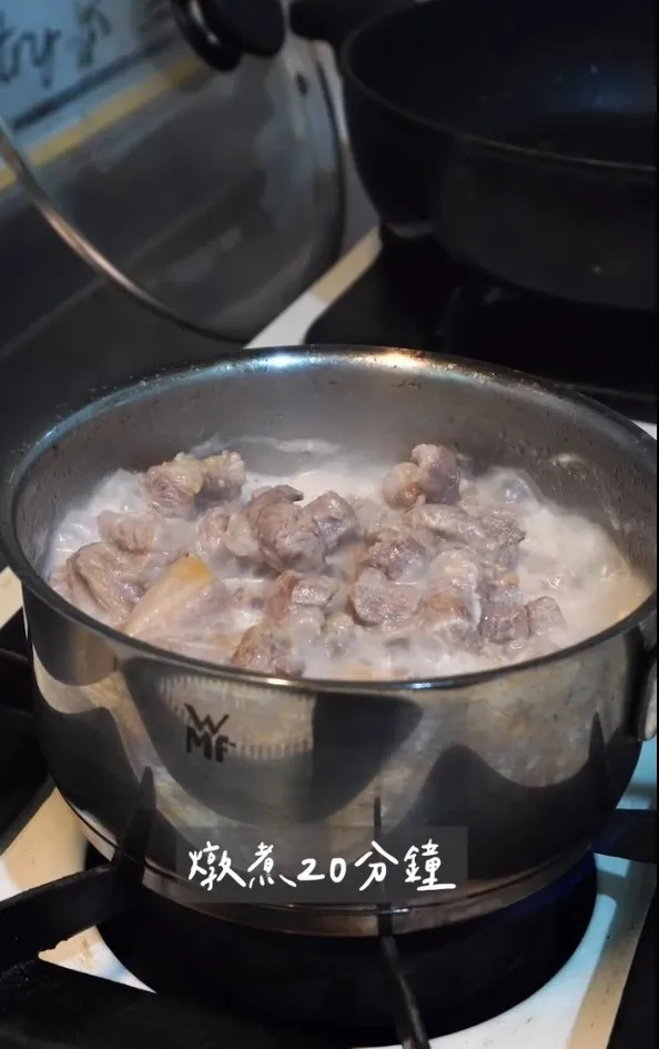 4人份材料：豬肋條400克（燉豬肉材料）、椰奶60毫升、水180毫升、（咖哩）、紅咖哩80克（今混了一點綠咖哩也可以都用綠咖哩或紅咖哩）椰奶480毫升、水240毫升、糖2大匙、魚露2大匙、香茅1大匙、白飯300克。IG @woodywoody315 提供