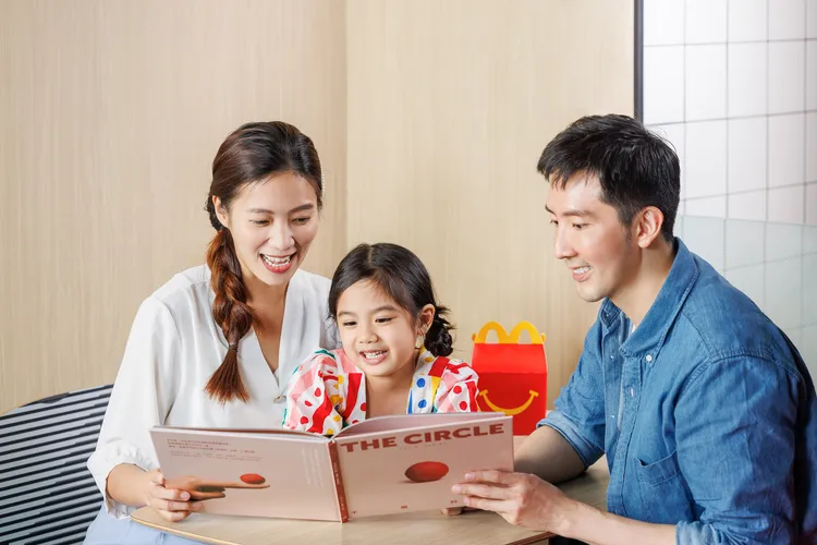 台灣麥當勞為推廣親子共讀，連續兩年於4/4舉辦「麥麥共讀日」。業者提供