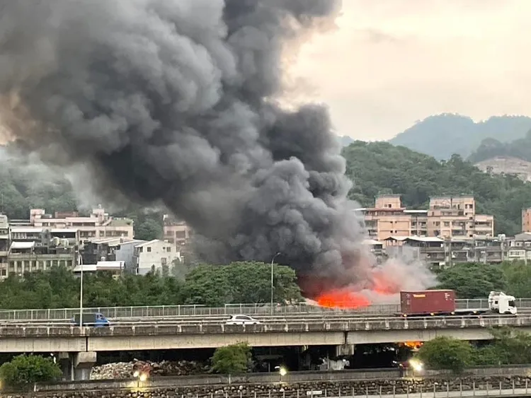 汐止工廠火警，濃煙竄天。翻攝畫面