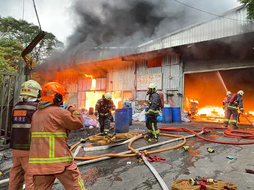 汐止鐵皮資收廠大火　濃煙竄天！火警延燒周遭竹林