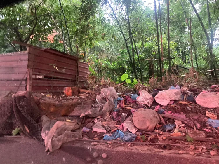 現場疑似垃圾場起火。翻攝畫面