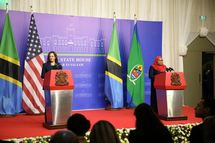 賀錦麗周四（3/30）與坦尚尼亞總統哈山共同召開記者會。美聯社
