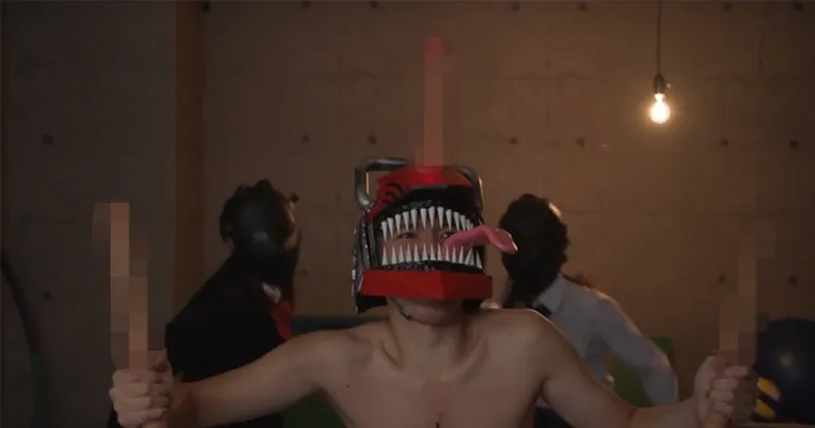 淀治垂死之際和「陽具惡魔」合體，化身雙手和頭部變成陽具的陽具人。翻攝日本yahoo