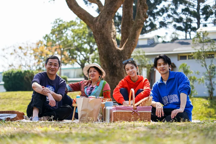 湯志偉（左起）王琄、宋芸樺和姚淳耀邊野餐邊分享彼此的生活小撇步。MyVideo提供