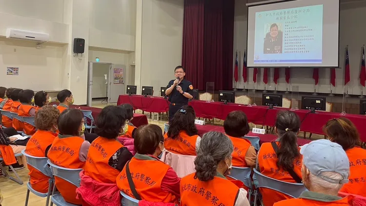 蘆洲分局長林詮峰感謝志工姊妹的付出。蘆洲警分局提供