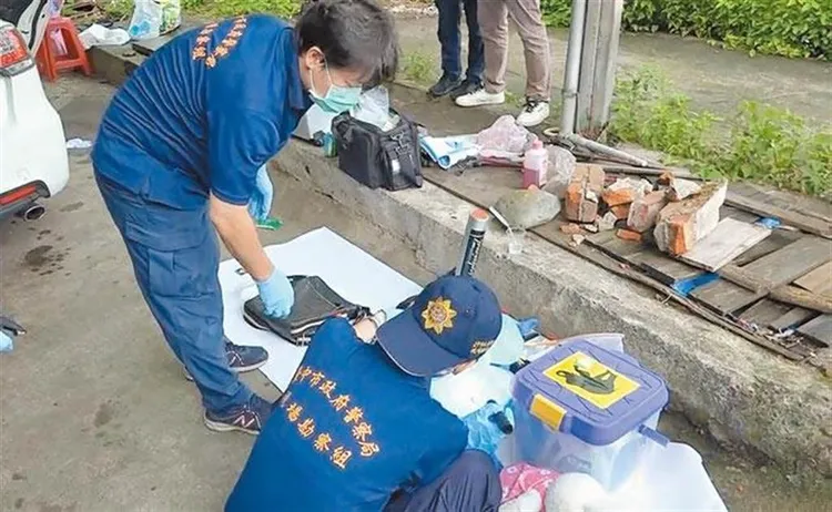 警方在棄屍現場蒐證。民眾提供