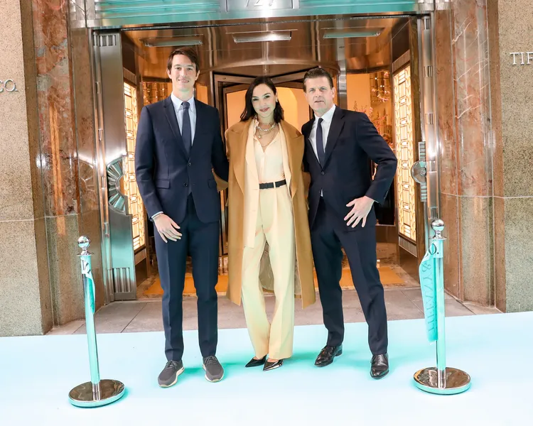 身為TIFFANY代言人的蓋兒加朵（中）與品牌行銷暨執行副總裁Alexandre Arnault（左）及品牌首席執行長Anthony Ledru，一同為全新The Landmark旗艦店剪綵。品牌提供