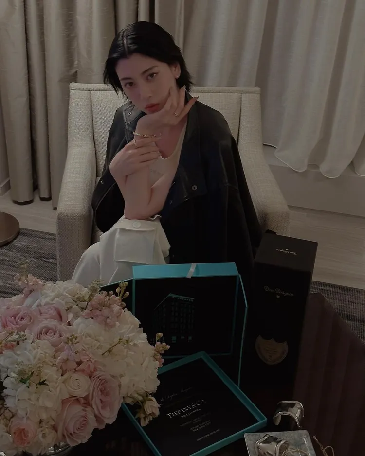 作為日本代表的女星三吉彩花，搶先鑑賞了由傳奇設計師Elsa Peretti打造的Bone Cuff手鐲。翻攝miyoshi.aa IG