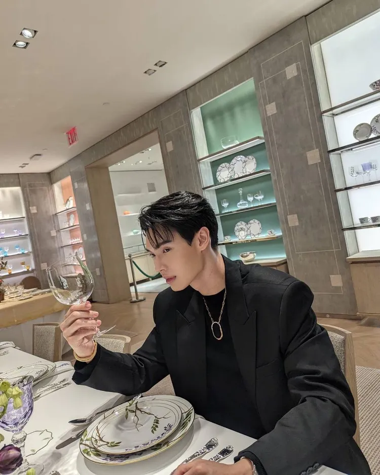 泰國男星Win迫不及待享受「第凡內早餐」的體驗。翻攝winmetawin IG