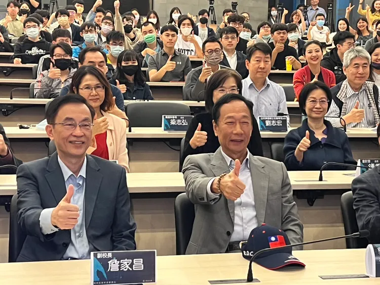 郭台銘到東海大學演講，吸引爆滿師生。鮮明攝