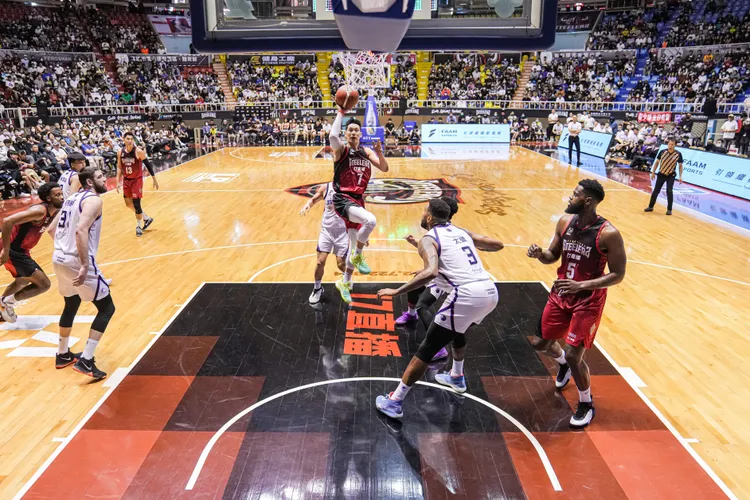 林書豪(中)成了鋼鐵人挑戰季後賽的希望所繫。鋼鐵人