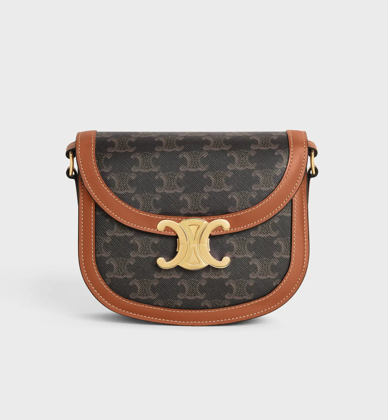 Triomphe帆布及小牛皮Teen Besace Triomphe手袋,11萬5000元。品牌提供